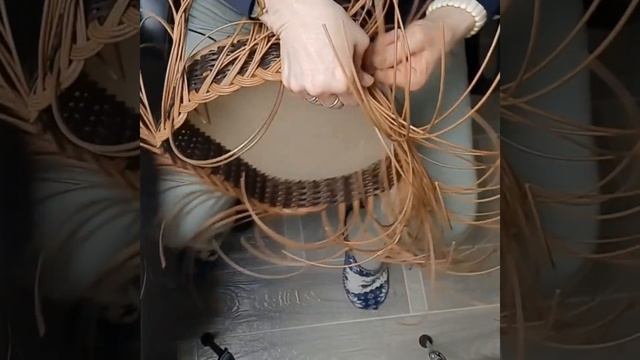 Плету поднос на фанерном дне!! (1).mp4