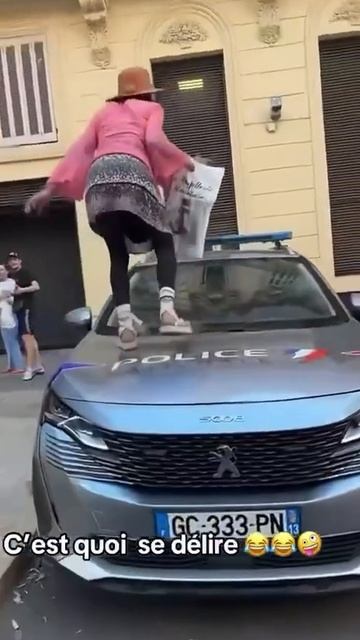 Гражданка оттягивается на автомобиле французской полиции