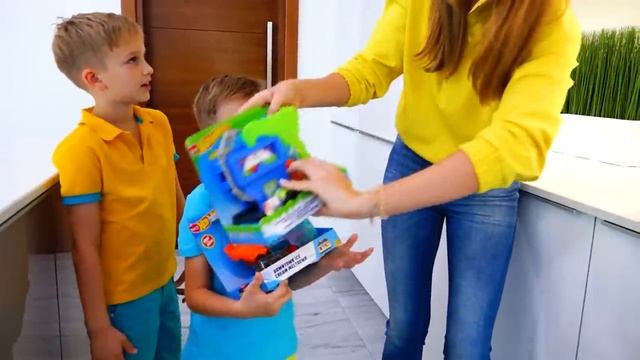 Влад и Никита Влад и Никита играют с детскими машинками   Hot Wheels City Слайм Челлендж