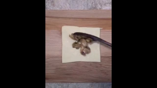 Вкусные слойки с грибами