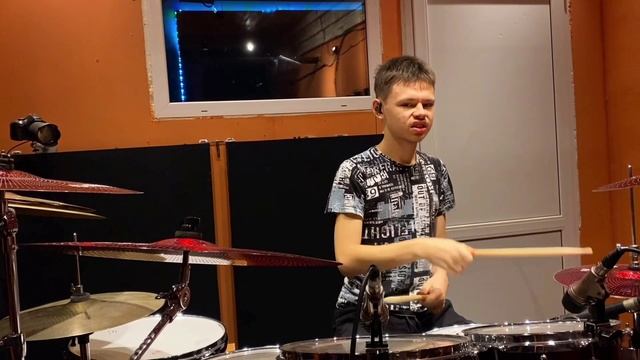 Дискотека Авария - Новый год к нам мчится (drum cover от Ивана Пермякова).mp4