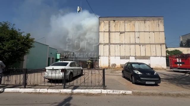 В Севастополе пожар на улице Маршала Блюхера. Горящий мусор даёт сильное задымление