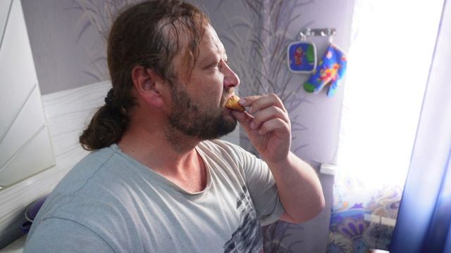 Удалить сорняки без химии на грядках это просто Вкусный завтрак копчёным салом ЖИЗНЬ В ДЕРЕВНЕ влог