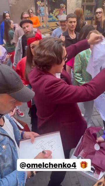 Иван Кокорин раздаёт автографы на дне рождения Юры Омельченко!