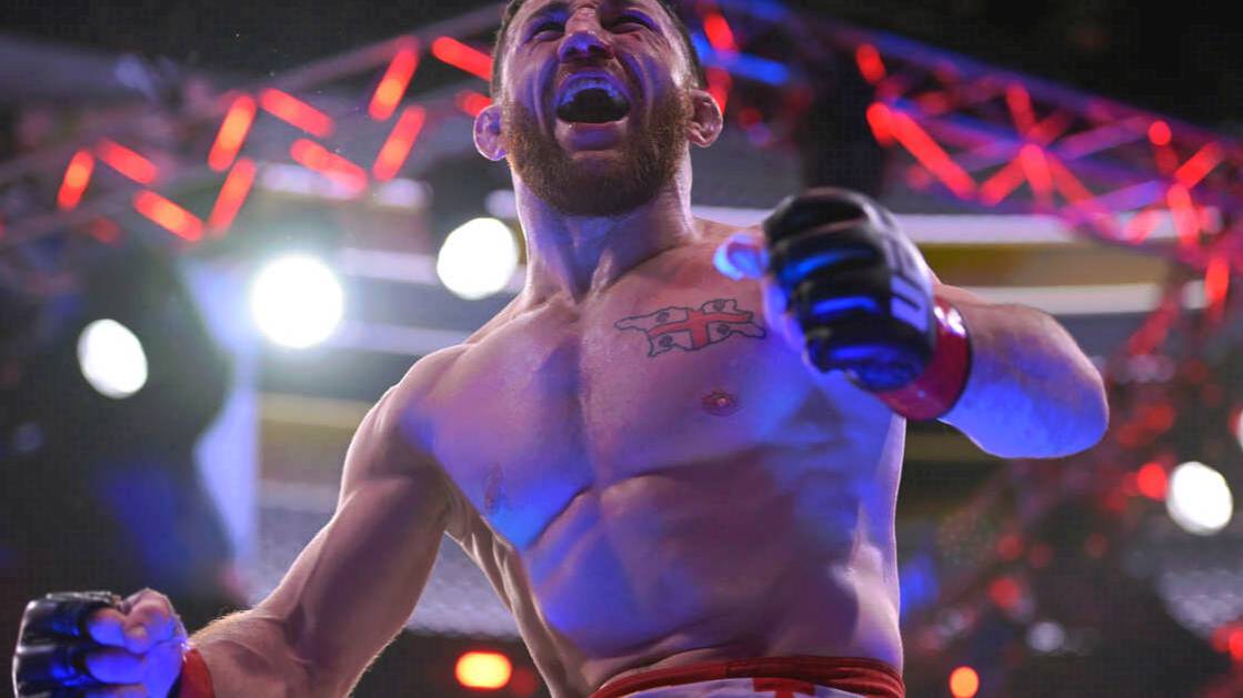 Двалишвили защитил титул чемпиона UFC в легчайшем весе