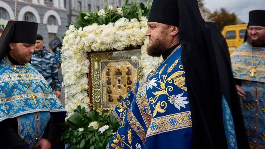 Православные люди ликуют. На 1 м. 40 сек. появляется икона "Знамение"