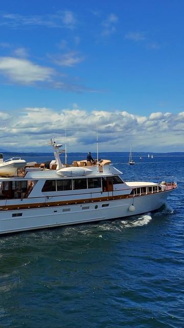 🛥️ Классическая красота: лодка “Glory” на воде