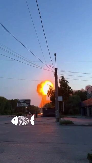 В сети опубликованы кадры вторичной детонацию в Тернополе, где был размещен подземный склад ракет