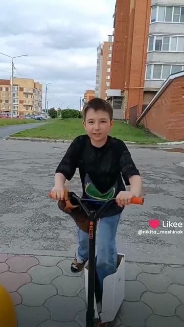 Лёва сушит тапок