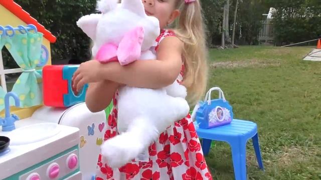 Рома и Диана Рома и Диана притворяются, что играют с игрушечной едой