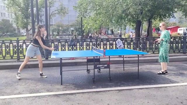 Дон Никитик поглядываеет за дамами