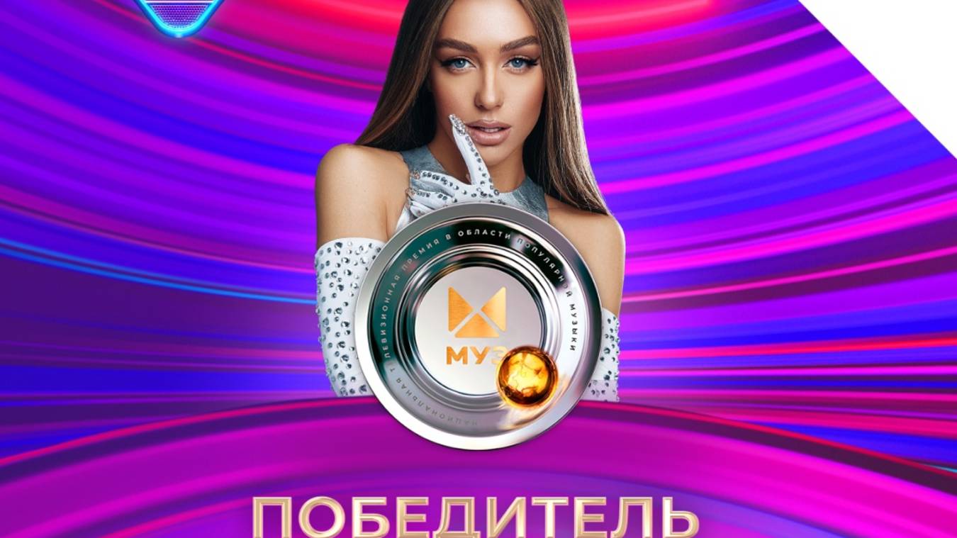 Мари Краймбрери в платье с высоким разрезом впервые вышла в свет после родов