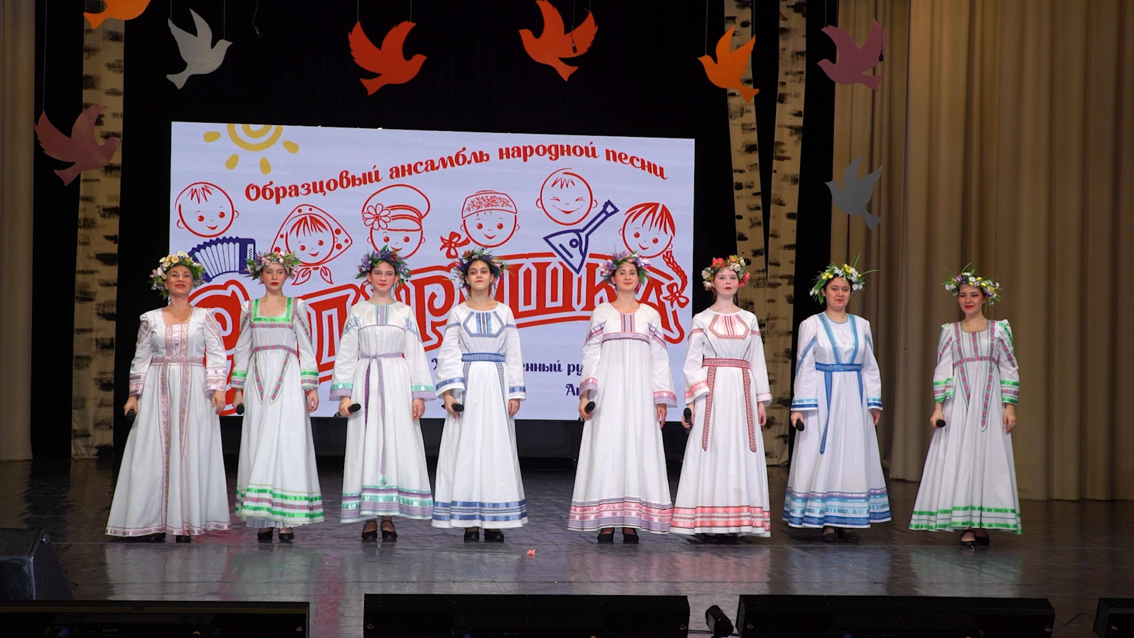 Ансамбль народной песни " Сударушка" . "У калитки, у березки"