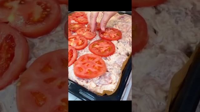 Сочная и очень вкусная свинина в духовке из простых продуктов, но очень вкусная!