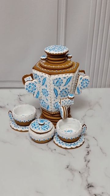 Самовар и чашки.