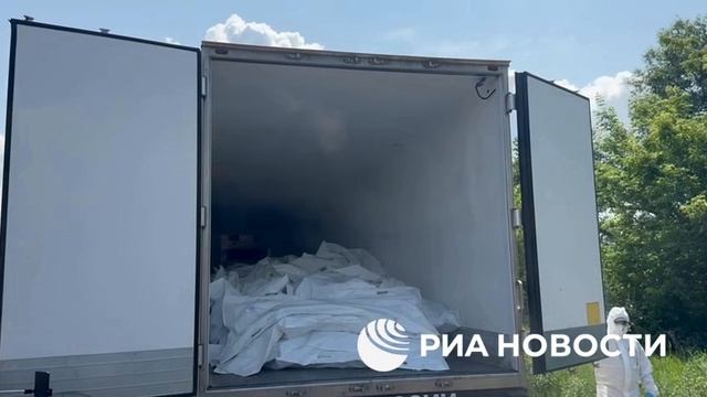 Рефрижератор с телами погибших солдат ВСУ открыли для иностранных журналистов....