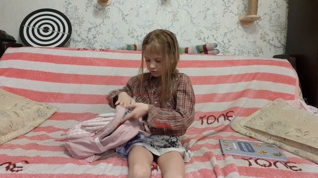Разбираем рюкзак который я ношу в школу