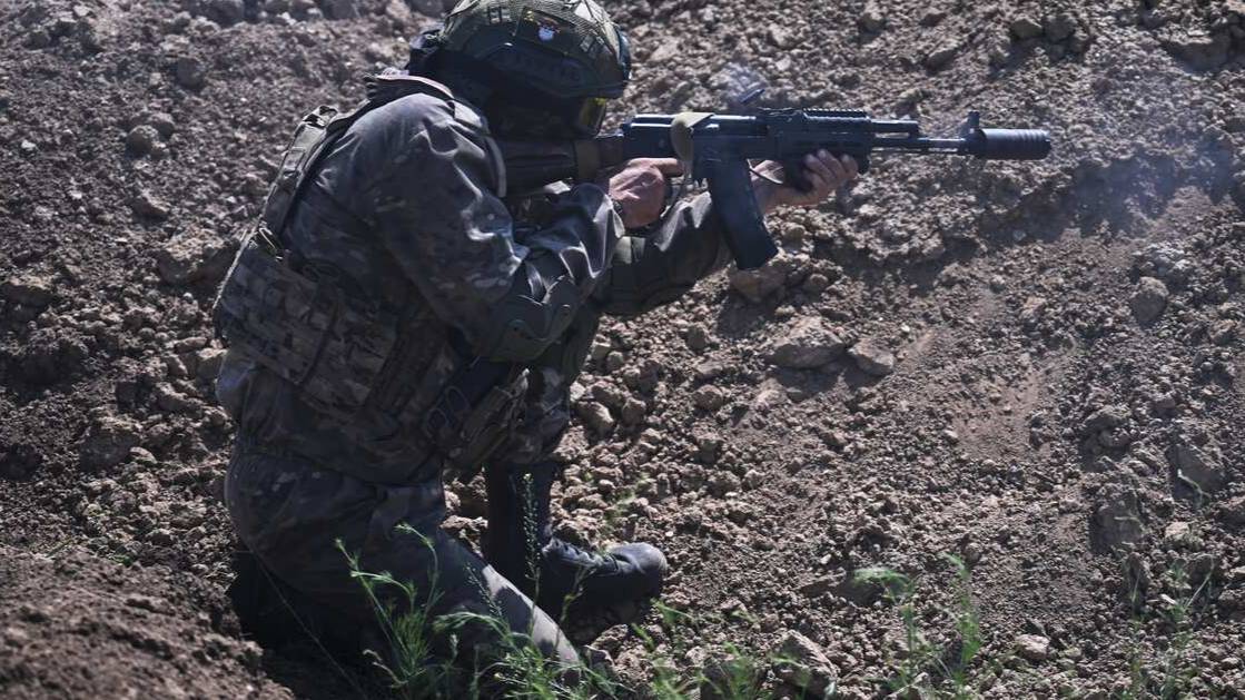 Кадры поднятия российского флага над освобожденным селом Заря в ДНР