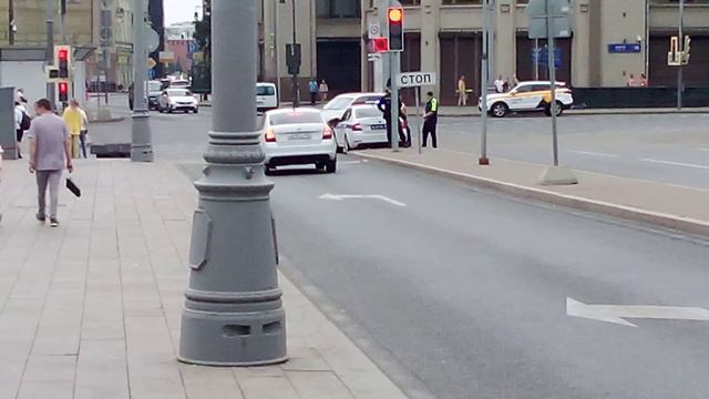 Как работают сотрудники ДПС ГИБДД в городе Москва. Очень интересный видос.