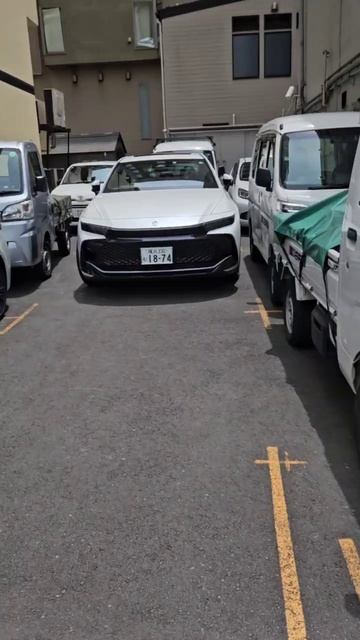 Парковка белых машин.....