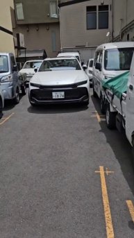 Парковка белых машин.....