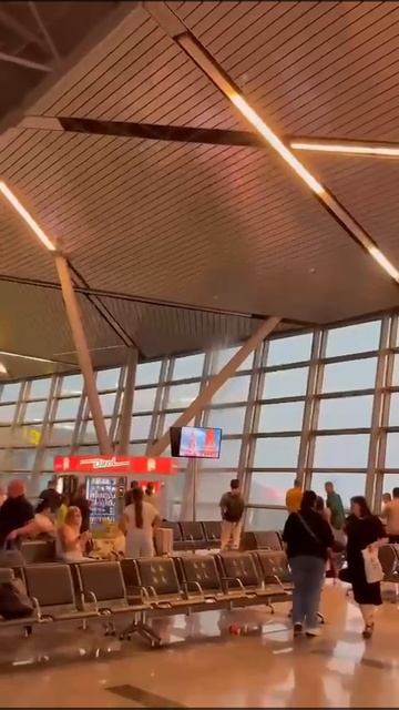 Град размером с кулак и потоп во Внуково — Москву и Подмосковье продолжает заливать.

Во Внуково зат