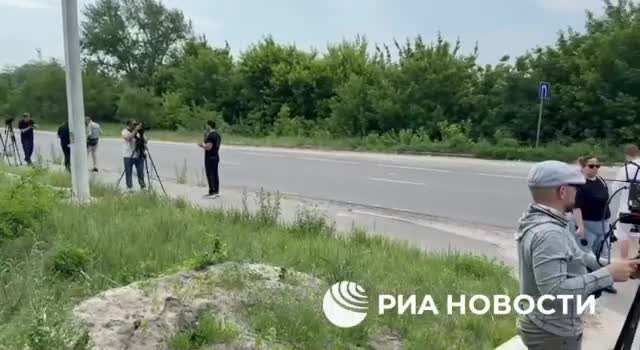 Иностранные журналисты приехали в Брянскую область и осмотрели рефрижераторы с телами солдат ВСУ.