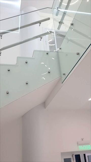 Стеклянное ограждение медицинского центра от GlassLoft