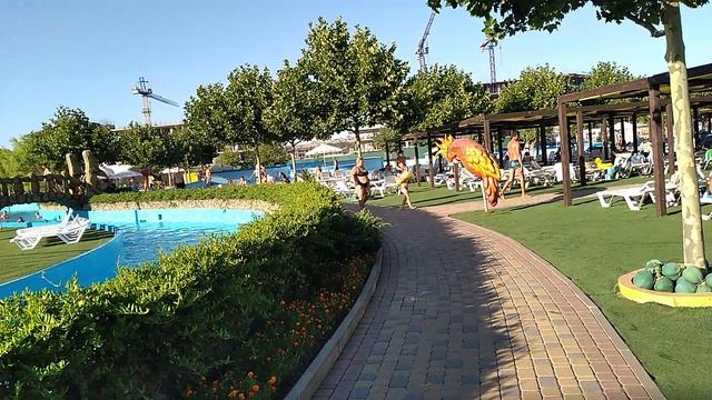Много отдыхающих отдыхает в аквапарке ТикиТак на Чёрном море