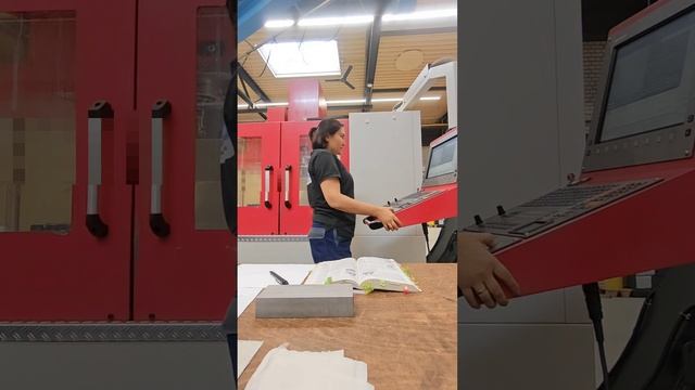 девушка за станком ЧПУ