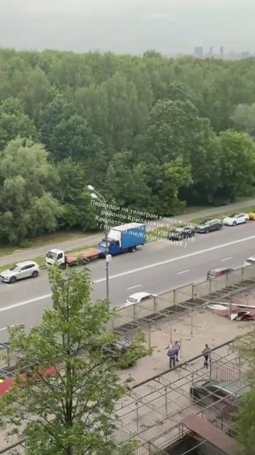 Начался снос металических навесов парковки возле Чазовского дома на Осенней улице,2 в Крылатском