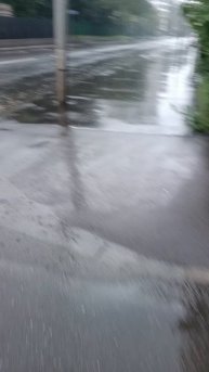 Под дождëм.