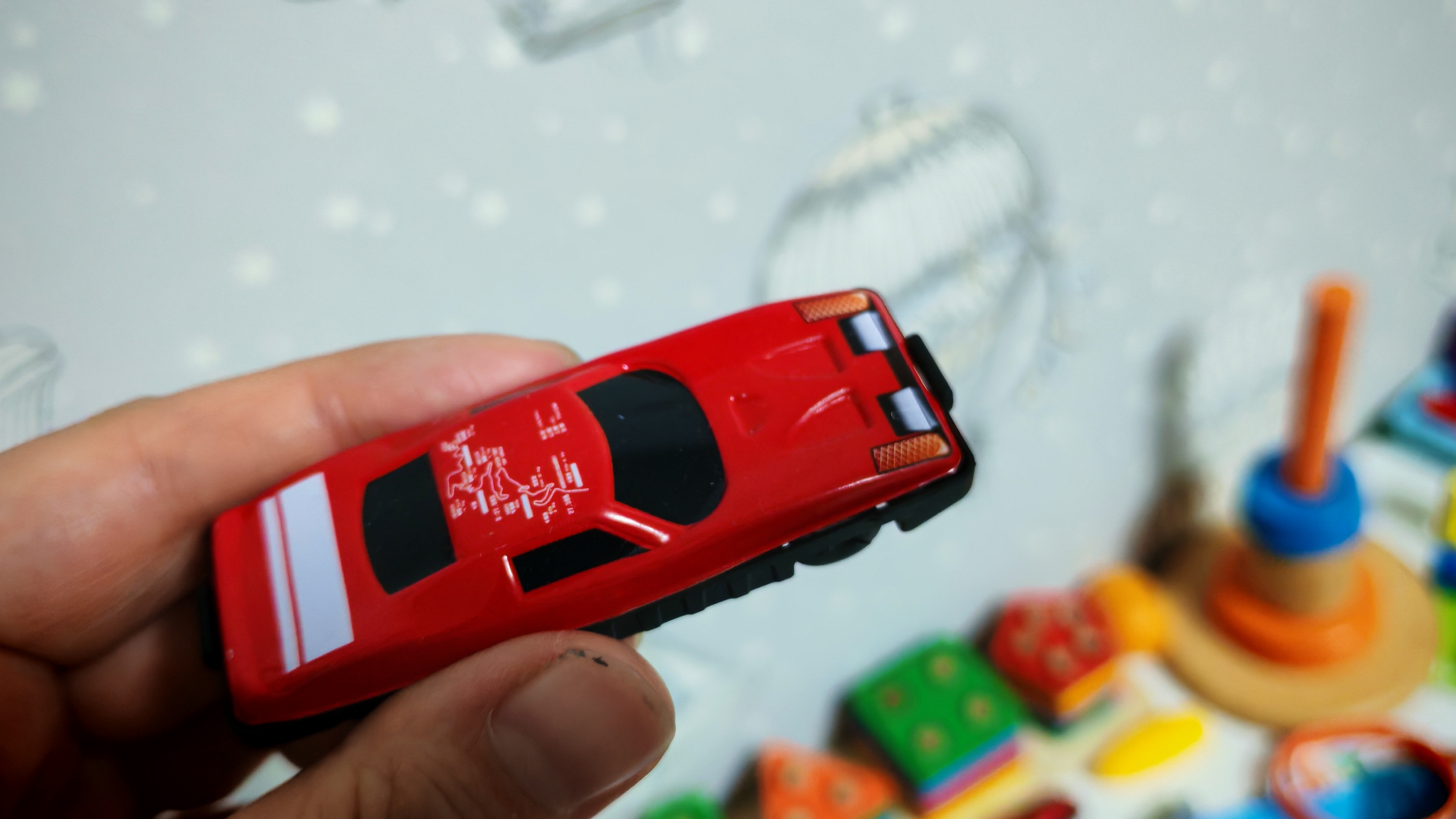 играем в маленькую детскую машинку