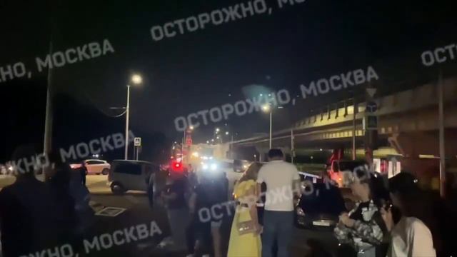 В Мытищах авто влетело в балкон жилого дома.