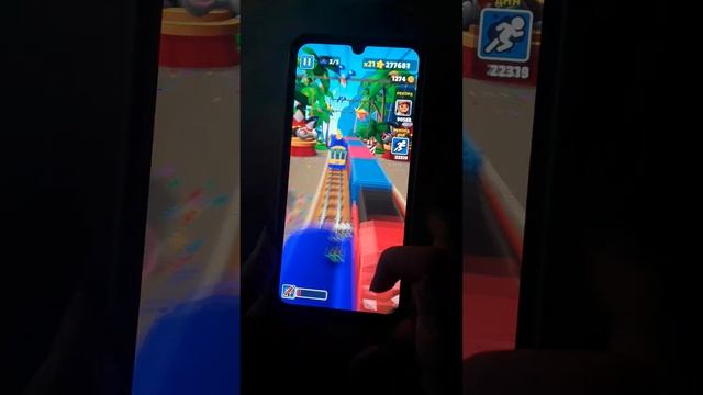 Играю в игру Subway surfers. Забираю свои награды.