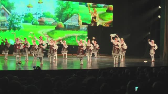 Яркое болгарское хоро от ансамбля 'Разноцвет' - 'Честита, Баба Марта!'