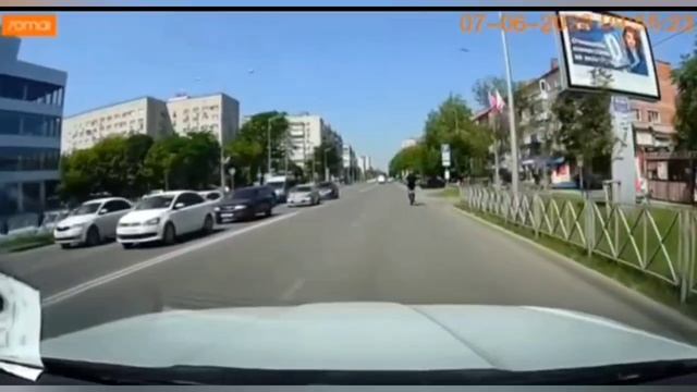 В Краснодаре на пересечении улиц Зиповской и Байбакова байкер на мопеде решил пролететь на красный.