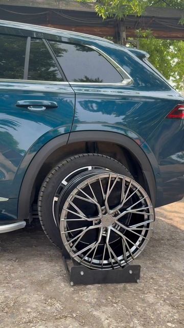 Geely Monjaro на примерке дисков в 20-ом диаметре