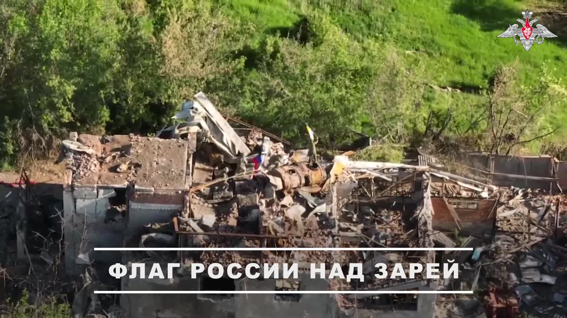 🇷🇺 Бойцы 10-го гвардейского танкового полка Южной группировки войск водрузили флаг России над с...