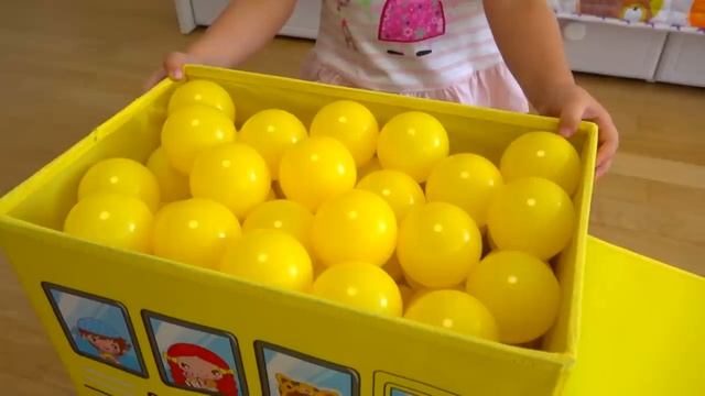 Рома и Диана Диана притворяется, что играет с игрушечным автобусом