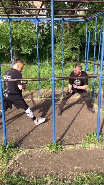 Спарринг позволяет отработать навыки реакции на действия противника в реальном времени.