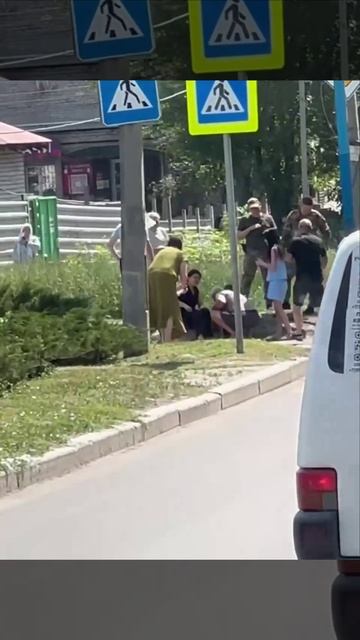 Ещё видео с места ДТП с перевёртышем на Восточном в Макеевке, в результате которого есть пострадавши