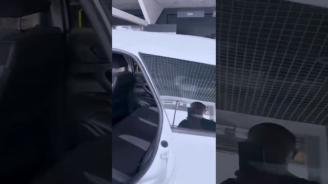 Новая Lada Vesta за 1,7 миллиона рублей оказалась практически пустой