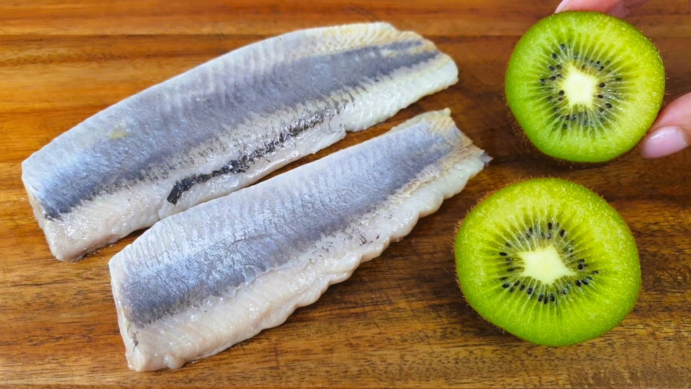 Я влюбилась в этот салат! Вкусный салат "Морской дракон" с селедкой и киви.