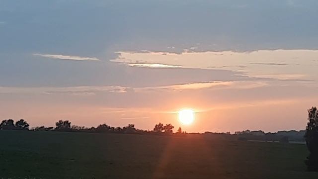 Закат окончил тёплый летний вечер. Девятый закат лета