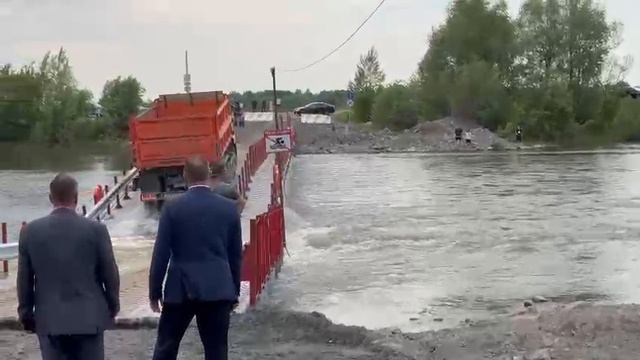 Водитель грузовика тестирует наплавной мост