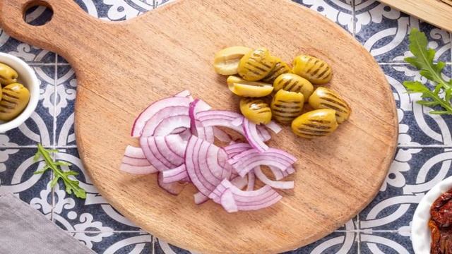 Салат с вялеными помидорами