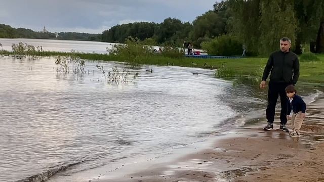 Обычный день | погода была очень хорошая | гуляла с детьми два часа |