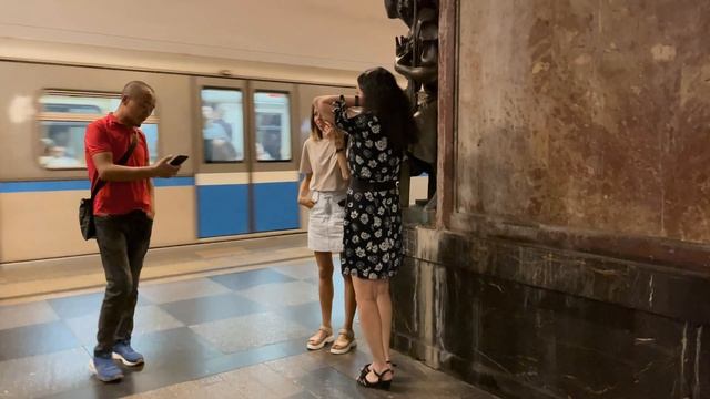 Где россияне черпают силу и удачу? 🍀 Станция метро Площадь Революции — прогулка, статуи, традиции