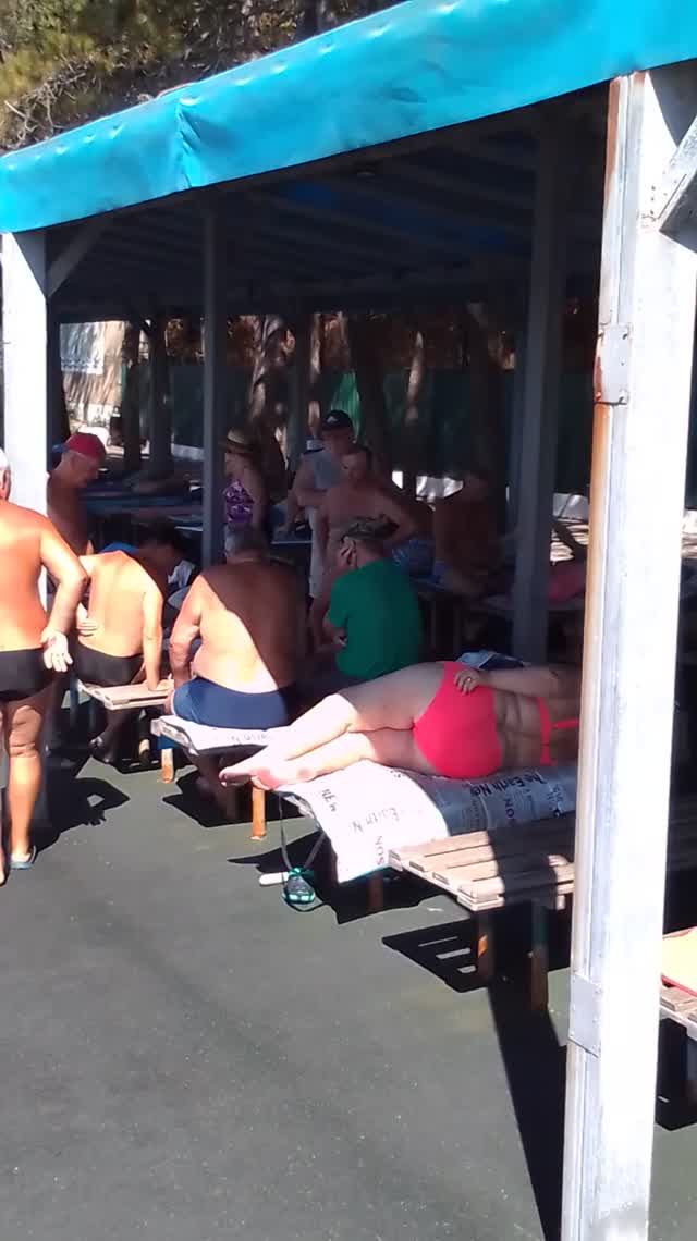 Кто-то в шахматы играет, кто-то рядом отдыхает!!!😂😂😂